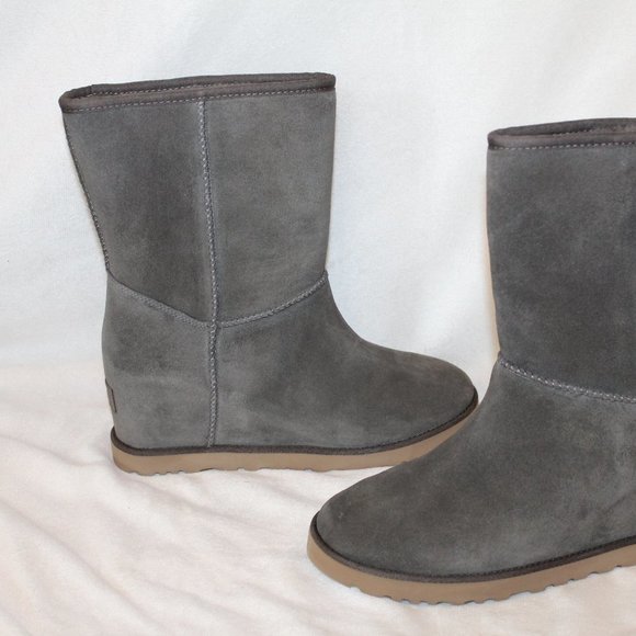 NIB UGG WOMEN'S CLASSIC SHORT SHEARLING LINED SUEDE FEMME WEDGE‎ BOOTS GRAY - Picture 2 of 8